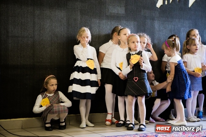 Zdjęcie w galerii na portalu naszraciborz.pl: Książęce pasowanie na pierwszaka w SP18 wiadomości z regionu