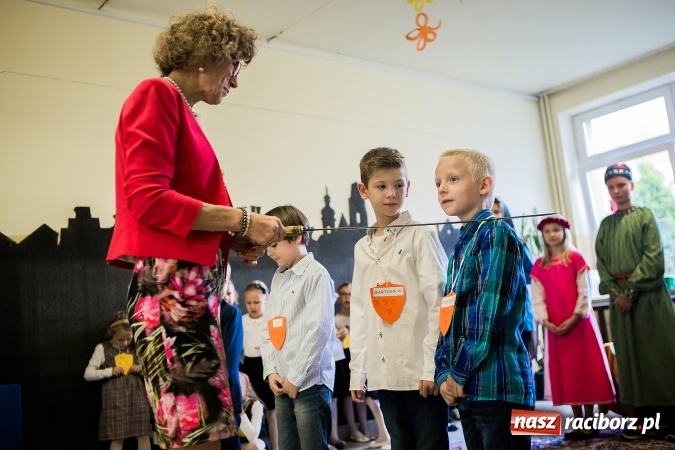 Zdjęcie w galerii na portalu naszraciborz.pl: Książęce pasowanie na pierwszaka w SP18 wiadomości z regionu