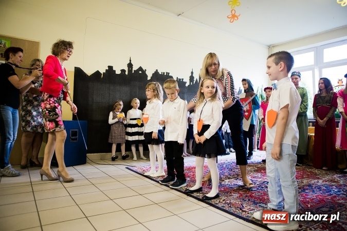 Zdjęcie w galerii na portalu naszraciborz.pl: Książęce pasowanie na pierwszaka w SP18 wiadomości z regionu