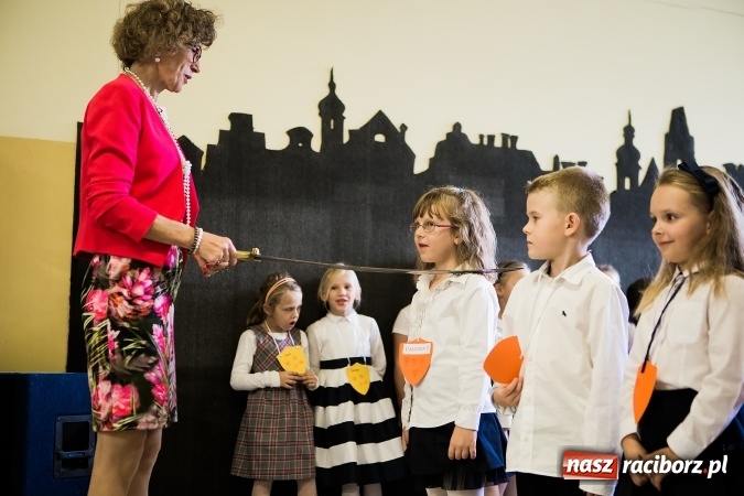 Zdjęcie w galerii na portalu naszraciborz.pl: Książęce pasowanie na pierwszaka w SP18 wiadomości z regionu