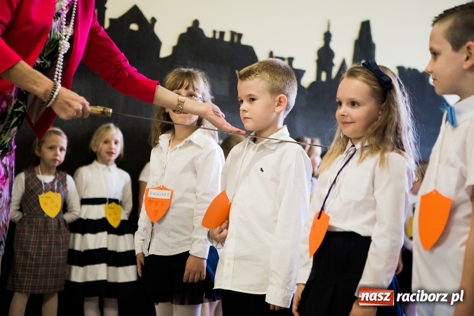 Zdjęcie w galerii na portalu naszraciborz.pl: Książęce pasowanie na pierwszaka w SP18 wiadomości z regionu