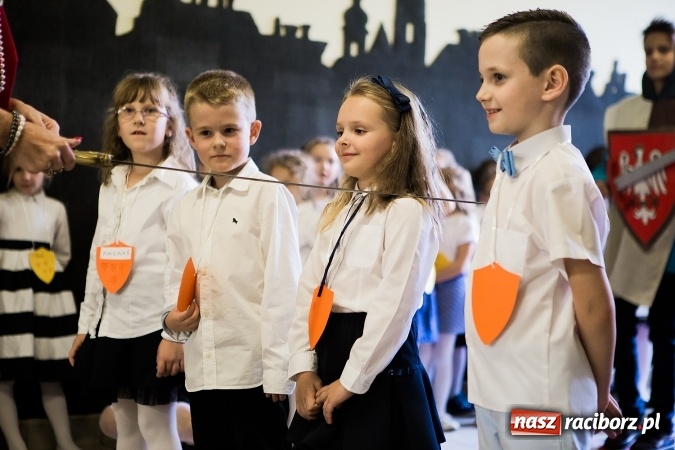 Zdjęcie w galerii na portalu naszraciborz.pl: Książęce pasowanie na pierwszaka w SP18 wiadomości z regionu