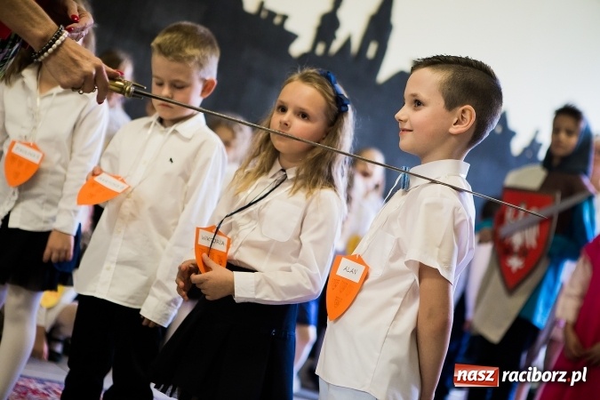 Zdjęcie w galerii na portalu naszraciborz.pl: Książęce pasowanie na pierwszaka w SP18 wiadomości z regionu