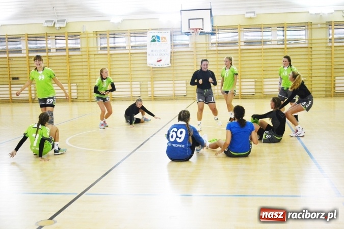 Zdjęcie w galerii na portalu naszraciborz.pl: Udany początek sezonu szczypiornistek z Pietrowic Wielkich  wiadomości z regionu