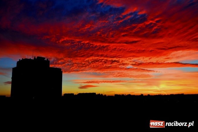 Zdjęcie w galerii na portalu naszraciborz.pl: Święty Mikołaj zapalił już w piecu i szykuje pierniki. Tak wyglądało dziś wieczorne niebo nad Raciborzem wiadomości z regionu