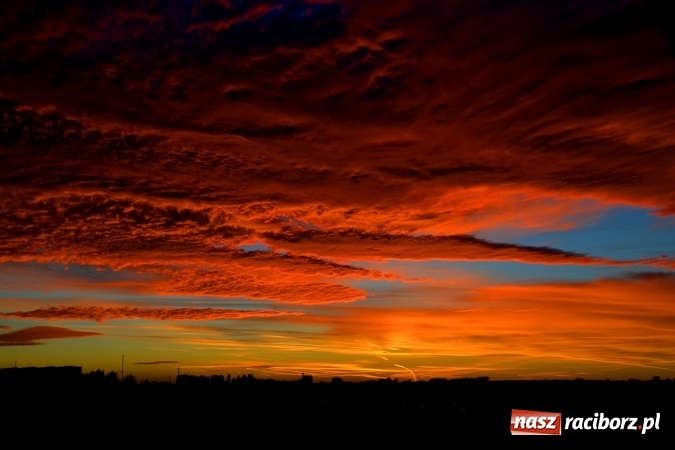 Zdjęcie w galerii na portalu naszraciborz.pl: Święty Mikołaj zapalił już w piecu i szykuje pierniki. Tak wyglądało dziś wieczorne niebo nad Raciborzem wiadomości z regionu