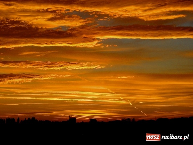 Zdjęcie w galerii na portalu naszraciborz.pl: Święty Mikołaj zapalił już w piecu i szykuje pierniki. Tak wyglądało dziś wieczorne niebo nad Raciborzem wiadomości z regionu