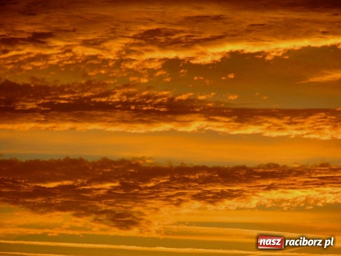 Zdjęcie w galerii na portalu naszraciborz.pl: Święty Mikołaj zapalił już w piecu i szykuje pierniki. Tak wyglądało dziś wieczorne niebo nad Raciborzem wiadomości z regionu