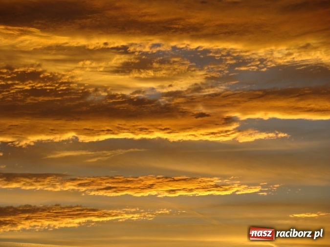 Zdjęcie w galerii na portalu naszraciborz.pl: Święty Mikołaj zapalił już w piecu i szykuje pierniki. Tak wyglądało dziś wieczorne niebo nad Raciborzem wiadomości z regionu