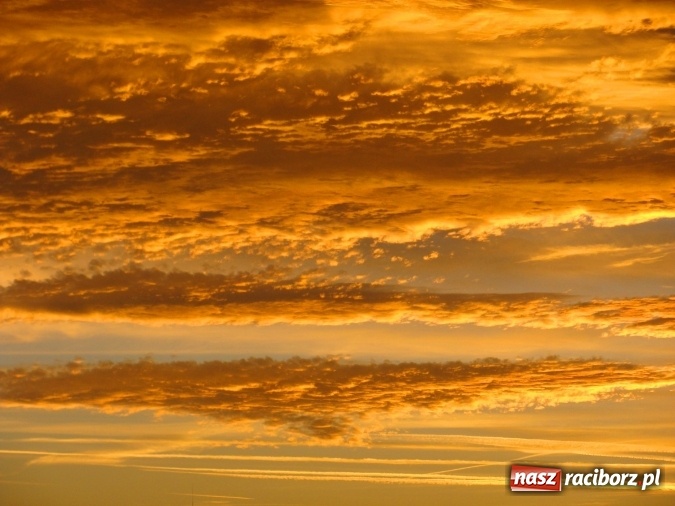 Zdjęcie w galerii na portalu naszraciborz.pl: Święty Mikołaj zapalił już w piecu i szykuje pierniki. Tak wyglądało dziś wieczorne niebo nad Raciborzem wiadomości z regionu