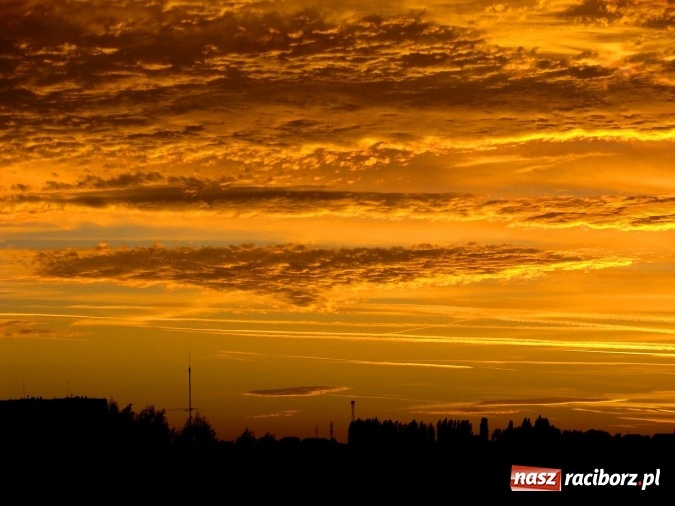 Zdjęcie w galerii na portalu naszraciborz.pl: Święty Mikołaj zapalił już w piecu i szykuje pierniki. Tak wyglądało dziś wieczorne niebo nad Raciborzem wiadomości z regionu
