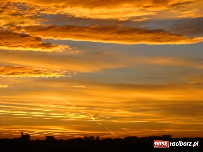 Zdjęcie w galerii na portalu naszraciborz.pl: Święty Mikołaj zapalił już w piecu i szykuje pierniki. Tak wyglądało dziś wieczorne niebo nad Raciborzem wiadomości z regionu