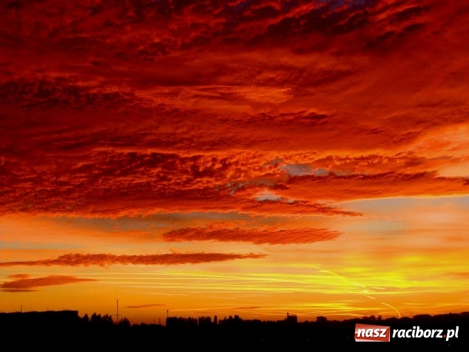 Zdjęcie w galerii na portalu naszraciborz.pl: Święty Mikołaj zapalił już w piecu i szykuje pierniki. Tak wyglądało dziś wieczorne niebo nad Raciborzem wiadomości z regionu