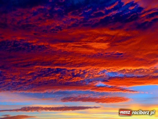 Zdjęcie w galerii na portalu naszraciborz.pl: Święty Mikołaj zapalił już w piecu i szykuje pierniki. Tak wyglądało dziś wieczorne niebo nad Raciborzem wiadomości z regionu