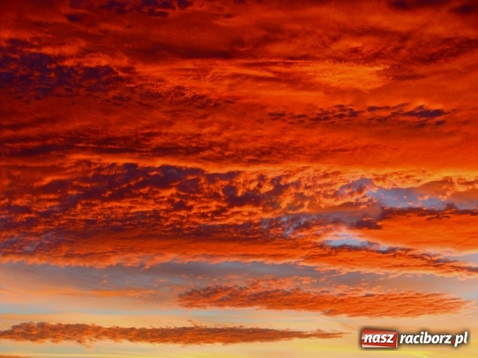 Zdjęcie w galerii na portalu naszraciborz.pl: Święty Mikołaj zapalił już w piecu i szykuje pierniki. Tak wyglądało dziś wieczorne niebo nad Raciborzem wiadomości z regionu