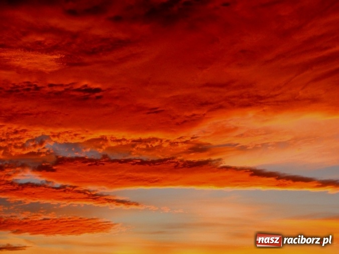 Zdjęcie w galerii na portalu naszraciborz.pl: Święty Mikołaj zapalił już w piecu i szykuje pierniki. Tak wyglądało dziś wieczorne niebo nad Raciborzem wiadomości z regionu