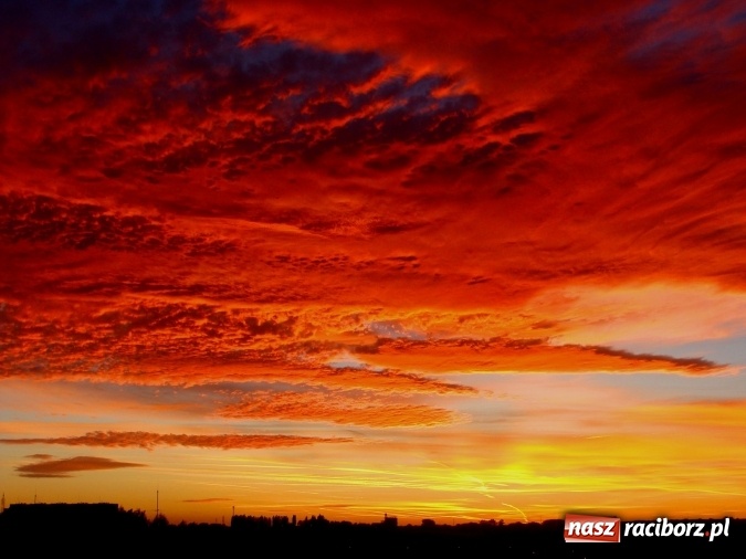 Zdjęcie w galerii na portalu naszraciborz.pl: Święty Mikołaj zapalił już w piecu i szykuje pierniki. Tak wyglądało dziś wieczorne niebo nad Raciborzem wiadomości z regionu