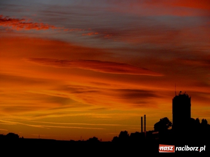 Zdjęcie w galerii na portalu naszraciborz.pl: Święty Mikołaj zapalił już w piecu i szykuje pierniki. Tak wyglądało dziś wieczorne niebo nad Raciborzem wiadomości z regionu