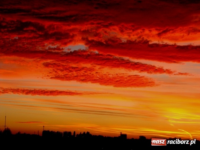 Zdjęcie w galerii na portalu naszraciborz.pl: Święty Mikołaj zapalił już w piecu i szykuje pierniki. Tak wyglądało dziś wieczorne niebo nad Raciborzem wiadomości z regionu
