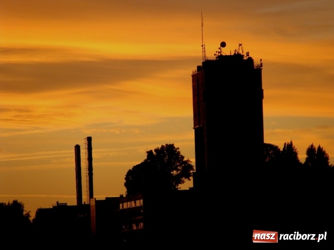 Zdjęcie w galerii na portalu naszraciborz.pl: Święty Mikołaj zapalił już w piecu i szykuje pierniki. Tak wyglądało dziś wieczorne niebo nad Raciborzem wiadomości z regionu