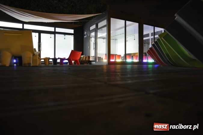 Zdjęcie w galerii na portalu naszraciborz.pl: Plaża miejska w nocnej odsłonie, czyli raciborskie Las Vegas nad Odrą wiadomości z regionu