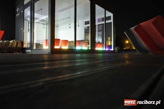 Zdjęcie w galerii na portalu naszraciborz.pl: Plaża miejska w nocnej odsłonie, czyli raciborskie Las Vegas nad Odrą wiadomości z regionu