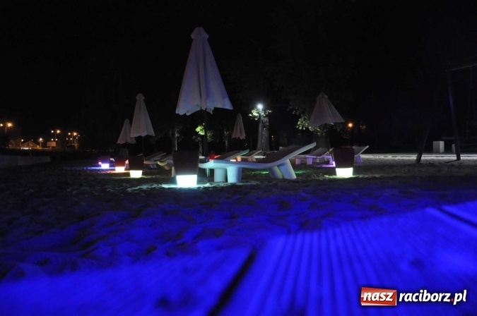 Zdjęcie w galerii na portalu naszraciborz.pl: Plaża miejska w nocnej odsłonie, czyli raciborskie Las Vegas nad Odrą wiadomości z regionu