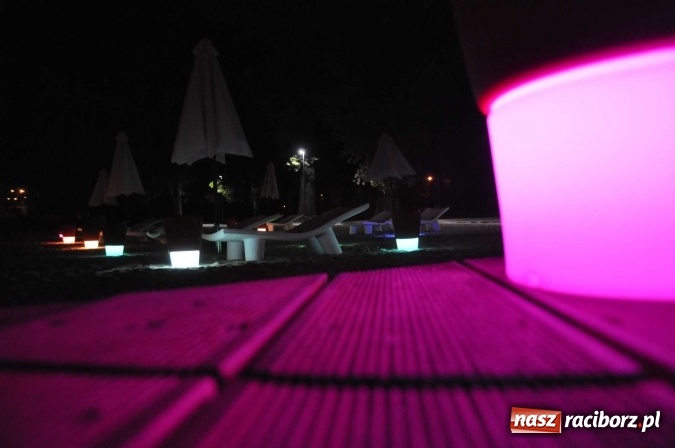 Zdjęcie w galerii na portalu naszraciborz.pl: Plaża miejska w nocnej odsłonie, czyli raciborskie Las Vegas nad Odrą wiadomości z regionu