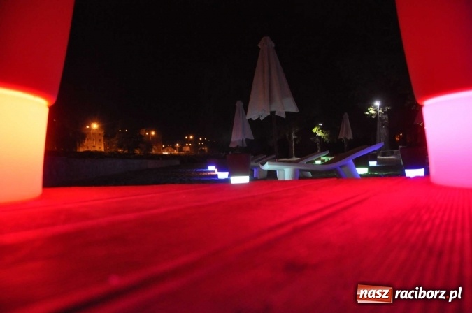 Zdjęcie w galerii na portalu naszraciborz.pl: Plaża miejska w nocnej odsłonie, czyli raciborskie Las Vegas nad Odrą wiadomości z regionu
