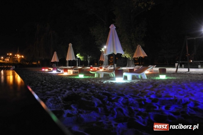 Zdjęcie w galerii na portalu naszraciborz.pl: Plaża miejska w nocnej odsłonie, czyli raciborskie Las Vegas nad Odrą wiadomości z regionu