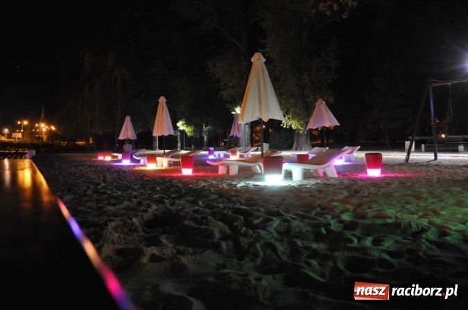 Zdjęcie w galerii na portalu naszraciborz.pl: Plaża miejska w nocnej odsłonie, czyli raciborskie Las Vegas nad Odrą wiadomości z regionu