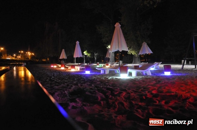 Zdjęcie w galerii na portalu naszraciborz.pl: Plaża miejska w nocnej odsłonie, czyli raciborskie Las Vegas nad Odrą wiadomości z regionu