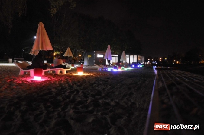 Zdjęcie w galerii na portalu naszraciborz.pl: Plaża miejska w nocnej odsłonie, czyli raciborskie Las Vegas nad Odrą wiadomości z regionu