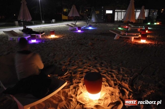 Zdjęcie w galerii na portalu naszraciborz.pl: Plaża miejska w nocnej odsłonie, czyli raciborskie Las Vegas nad Odrą wiadomości z regionu