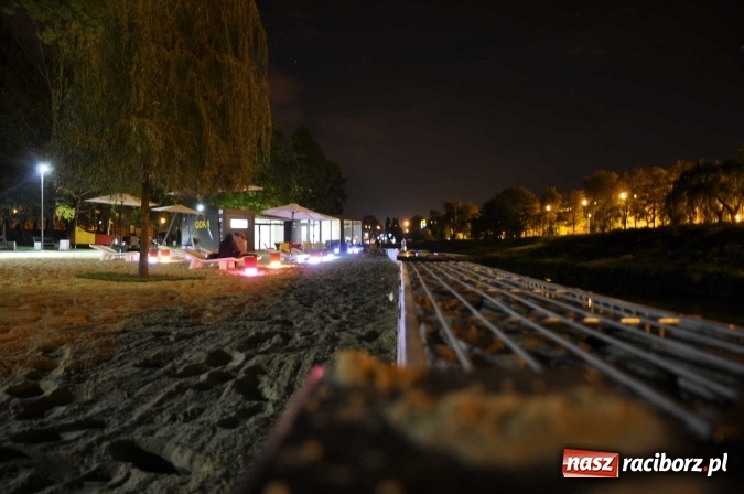 Zdjęcie w galerii na portalu naszraciborz.pl: Plaża miejska w nocnej odsłonie, czyli raciborskie Las Vegas nad Odrą wiadomości z regionu