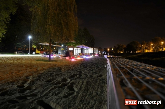 Zdjęcie w galerii na portalu naszraciborz.pl: Plaża miejska w nocnej odsłonie, czyli raciborskie Las Vegas nad Odrą wiadomości z regionu