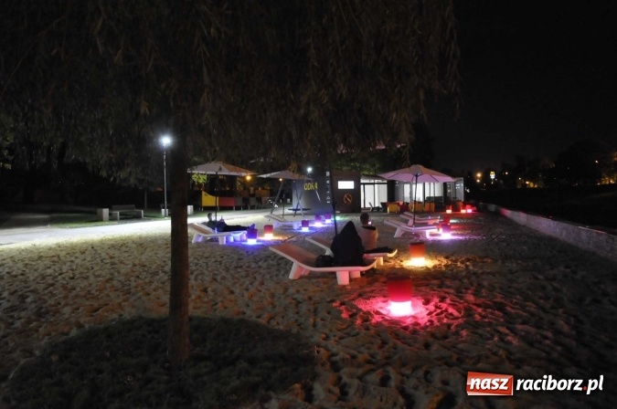 Zdjęcie w galerii na portalu naszraciborz.pl: Plaża miejska w nocnej odsłonie, czyli raciborskie Las Vegas nad Odrą wiadomości z regionu