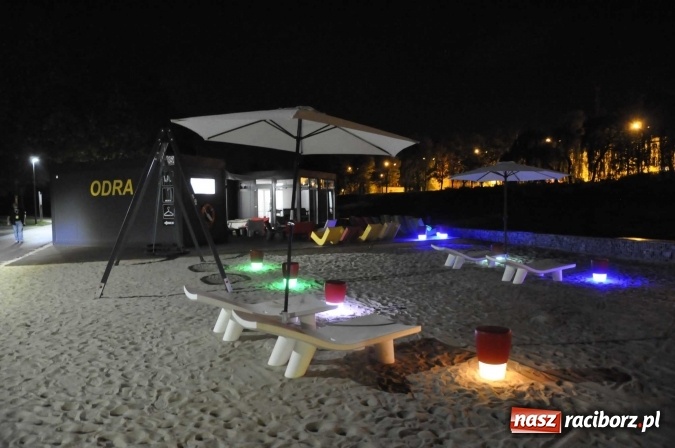 Zdjęcie w galerii na portalu naszraciborz.pl: Plaża miejska w nocnej odsłonie, czyli raciborskie Las Vegas nad Odrą wiadomości z regionu