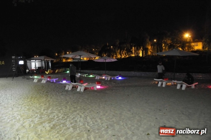 Zdjęcie w galerii na portalu naszraciborz.pl: Plaża miejska w nocnej odsłonie, czyli raciborskie Las Vegas nad Odrą wiadomości z regionu