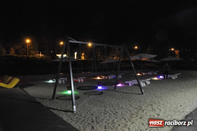 Zdjęcie w galerii na portalu naszraciborz.pl: Plaża miejska w nocnej odsłonie, czyli raciborskie Las Vegas nad Odrą wiadomości z regionu