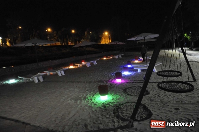 Zdjęcie w galerii na portalu naszraciborz.pl: Plaża miejska w nocnej odsłonie, czyli raciborskie Las Vegas nad Odrą wiadomości z regionu