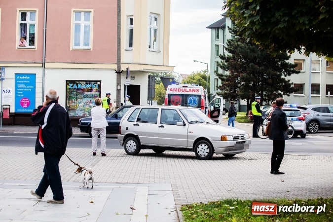 Zdjęcie w galerii na portalu naszraciborz.pl: Potrącenie pieszej na ulicy Opawskiej wiadomości z regionu