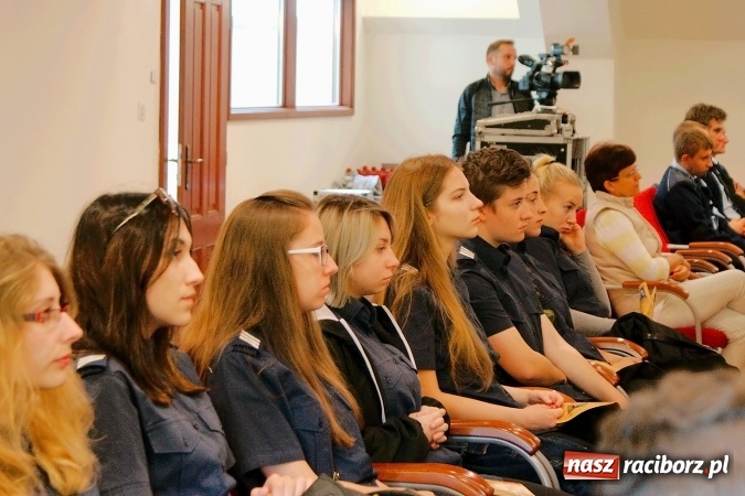 Zdjęcie w galerii na portalu naszraciborz.pl: Tradycja i Nowoczesność. Służba więzienna w XXI wieku. Seminarium edukacyjne na Zamku wiadomości z regionu