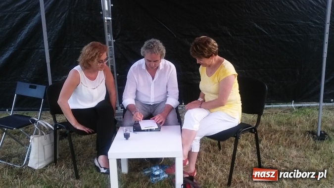 Zdjęcie w galerii na portalu naszraciborz.pl: Spotkanie Dyskusyjnego Klubu Książki w bibliotece  wiadomości z regionu