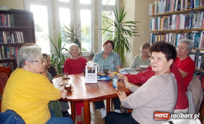 Zdjęcie w galerii na portalu naszraciborz.pl: Spotkanie Dyskusyjnego Klubu Książki w bibliotece  wiadomości z regionu