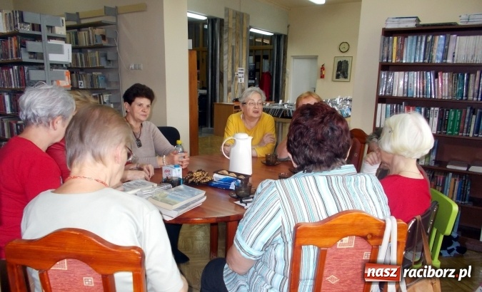 Zdjęcie w galerii na portalu naszraciborz.pl: Spotkanie Dyskusyjnego Klubu Książki w bibliotece  wiadomości z regionu