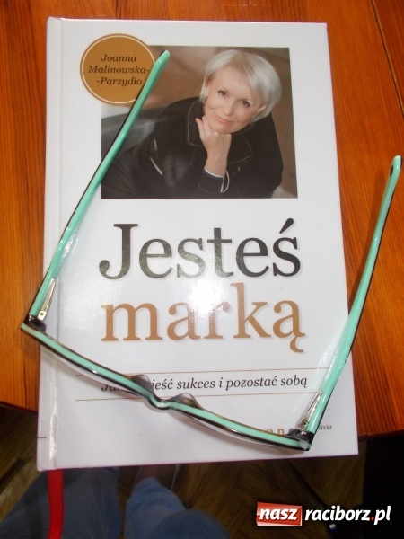 Zdjęcie w galerii na portalu naszraciborz.pl: Spotkanie Dyskusyjnego Klubu Książki w bibliotece  wiadomości z regionu