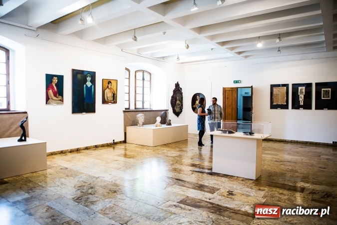 Zdjęcie w galerii na portalu naszraciborz.pl: Kobieta w sztuce – nowa wystawa w raciborskim Muzeum wiadomości z regionu