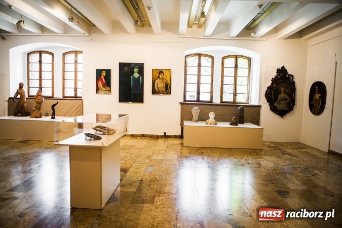 Zdjęcie w galerii na portalu naszraciborz.pl: Kobieta w sztuce – nowa wystawa w raciborskim Muzeum wiadomości z regionu