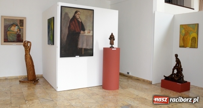 Zdjęcie w galerii na portalu naszraciborz.pl: Kobieta w sztuce – nowa wystawa w raciborskim Muzeum wiadomości z regionu
